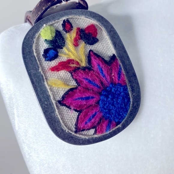Leather belt with oval metal canvas embroidered buckle main image 5